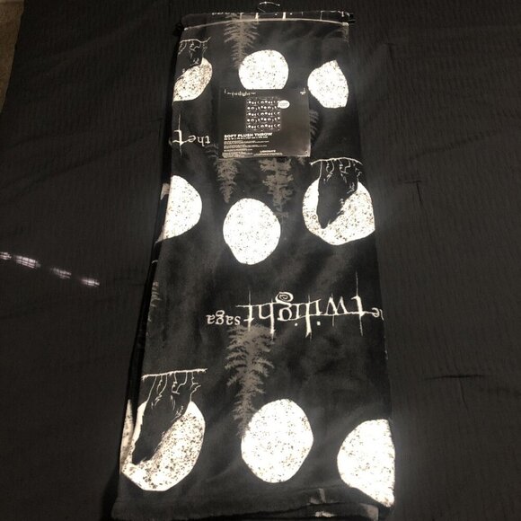 Unbranded Other - The Twilight Saga Soft Plush Throw, 50in W x 70in L (127 cm x178 cm), Black